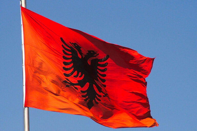 tour barca albania bandiera