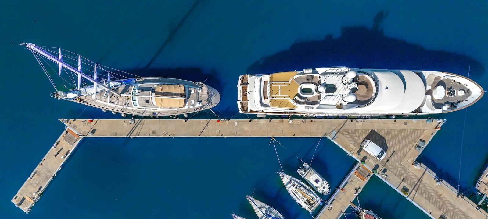 Ormeggi e posti barca per superyacht a genova in marina porto antico slim