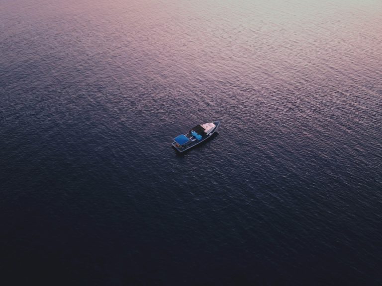 traino in mare genova